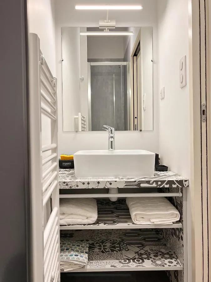 Appartement R2 T2 Rodez Centre Historique 0*,  France